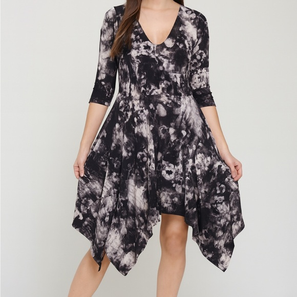 Simply Vera Vera Wang Black and White Asymmetrical Dress.    Size-X-Large - Picture 1 of 4